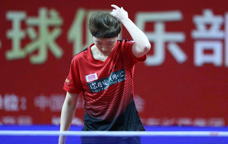  奥格斯堡中场调度流畅，传控打法掌控比赛节奏